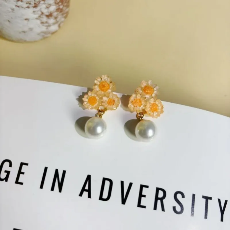 Cute Small Daisy Series Epoxy Resin Earrings Unique Pressed Flower Small Earrings Elegant Natural Daisy Earring Wholesale Custom - view 4