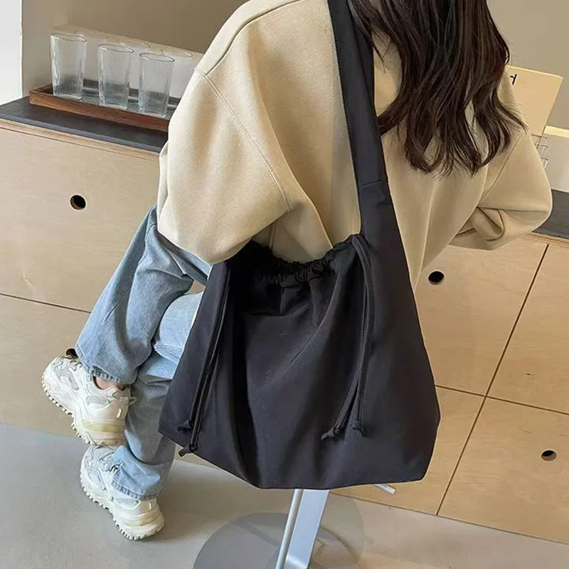 حقيبة يد خفيفة الوزن، حقيبة ريترو متقدمة للنساء، حقيبة كتف مفردة ذات سعة كبيرة، حقيبة حمل للتنقل عبر الجسم