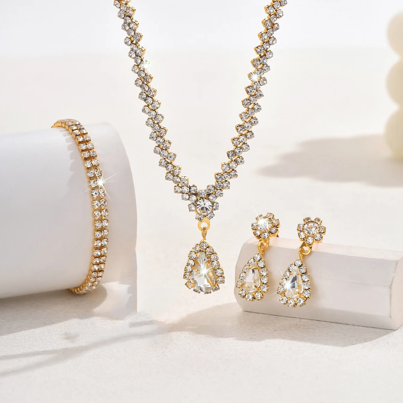 4pcs Elegant Vintage Jewelry Set for Women Metal Inlaid Diamond Style Necklace Silver Choker Bridal Wedding Bracelet Party Gift