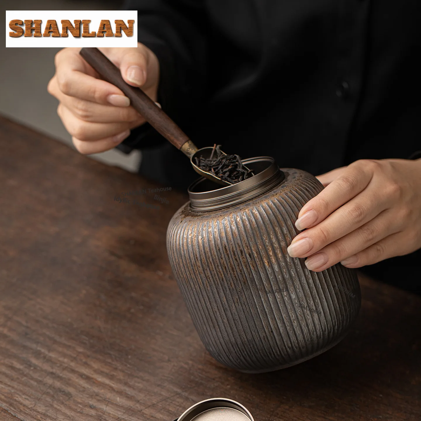 HOYIHM Gilt Iron-glazed Double-canopy Tea Box Organizer Moisture-proof Vintage Storage Tank Containers Tea Caddy Tea Items Craft