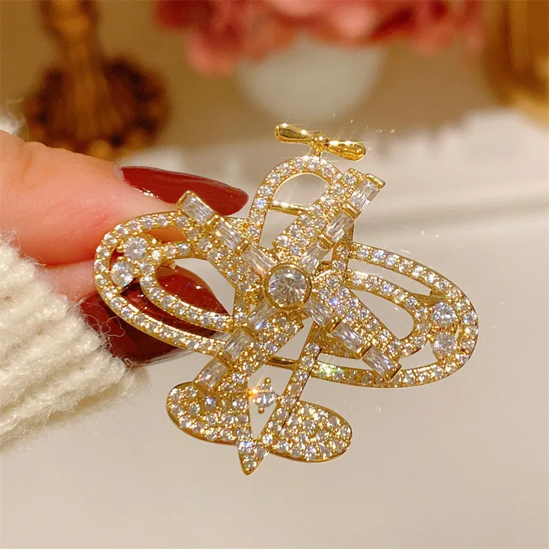CC Cute Brooches Rotating Plane Shape Scarf Clasp Full of Zirconia Coat Pins Korea Style Temperament Suit Pin Shining Charm B302