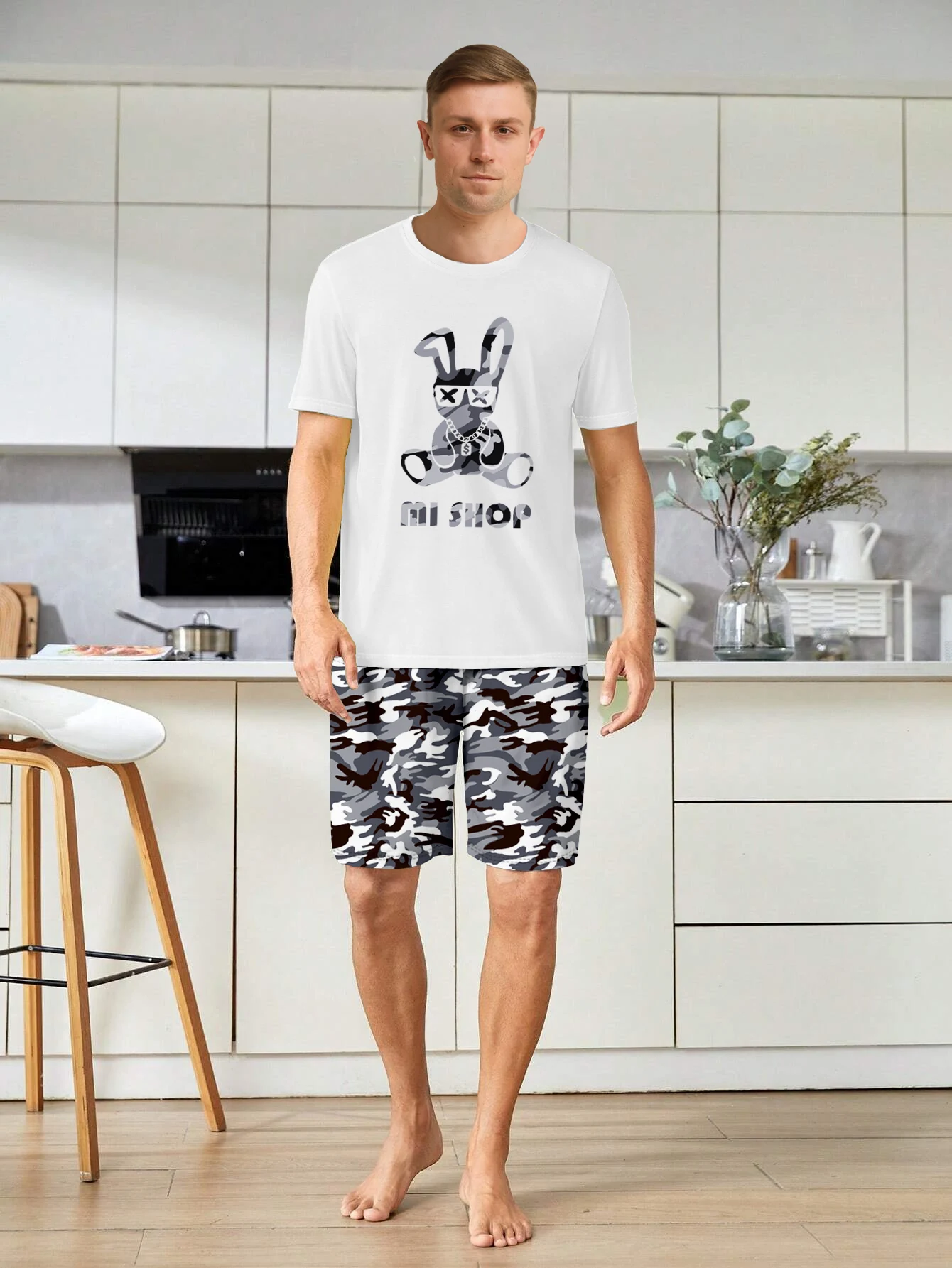 Men\'s casual pajamas fashionable home clothing rabbit printed T-shirt and camouflage printed shorts two-piece set