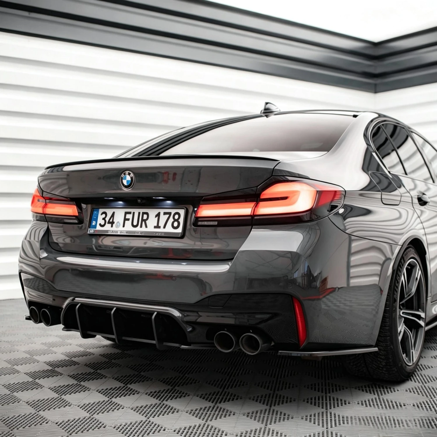 2 Stück Heckstoßstangen-Spoiler-Schutz für BMW 5er G30 LCI M Sport 2020 2021 2022 2023 MAXTON Style Auto Glanz-Tuning-Teil