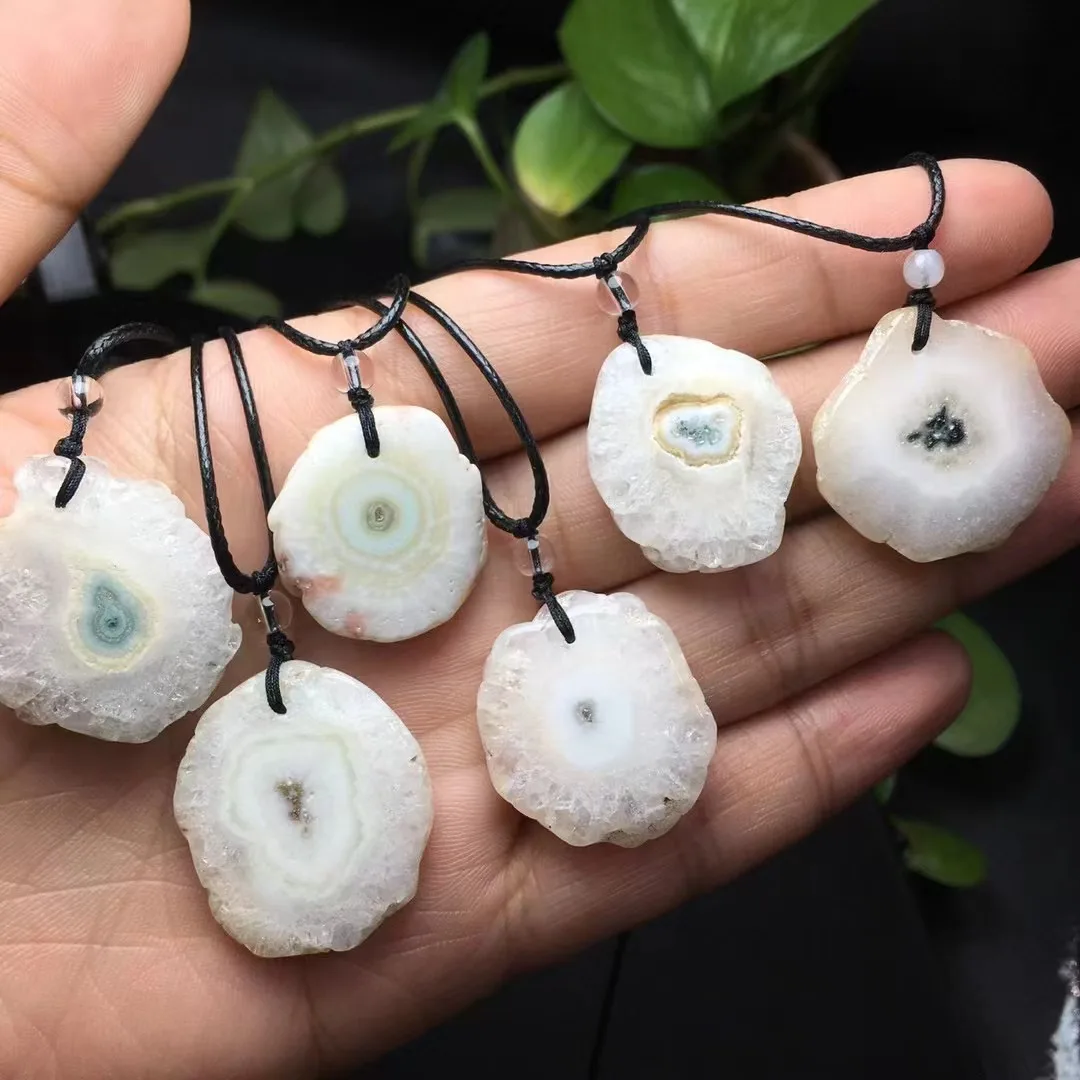 Unit One Piece Popular Wholesale Natural Agate Flower Crystal Healing Plate Pendant With Leather Rope