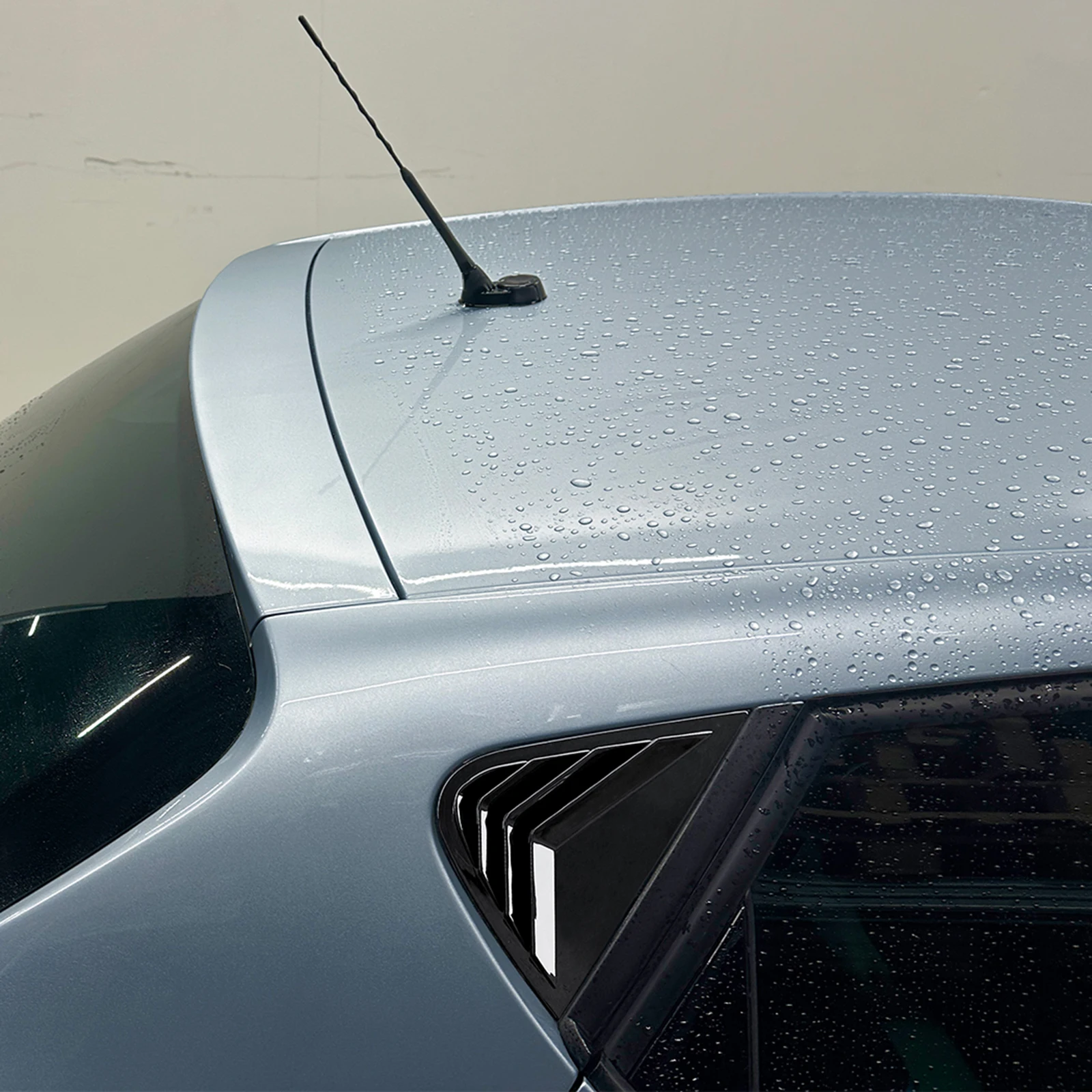 

Накладка на заднее боковое стекло (жалюзи) под карбон/глянцевый черный для Seat Ibiza MK4.5 2013-2017