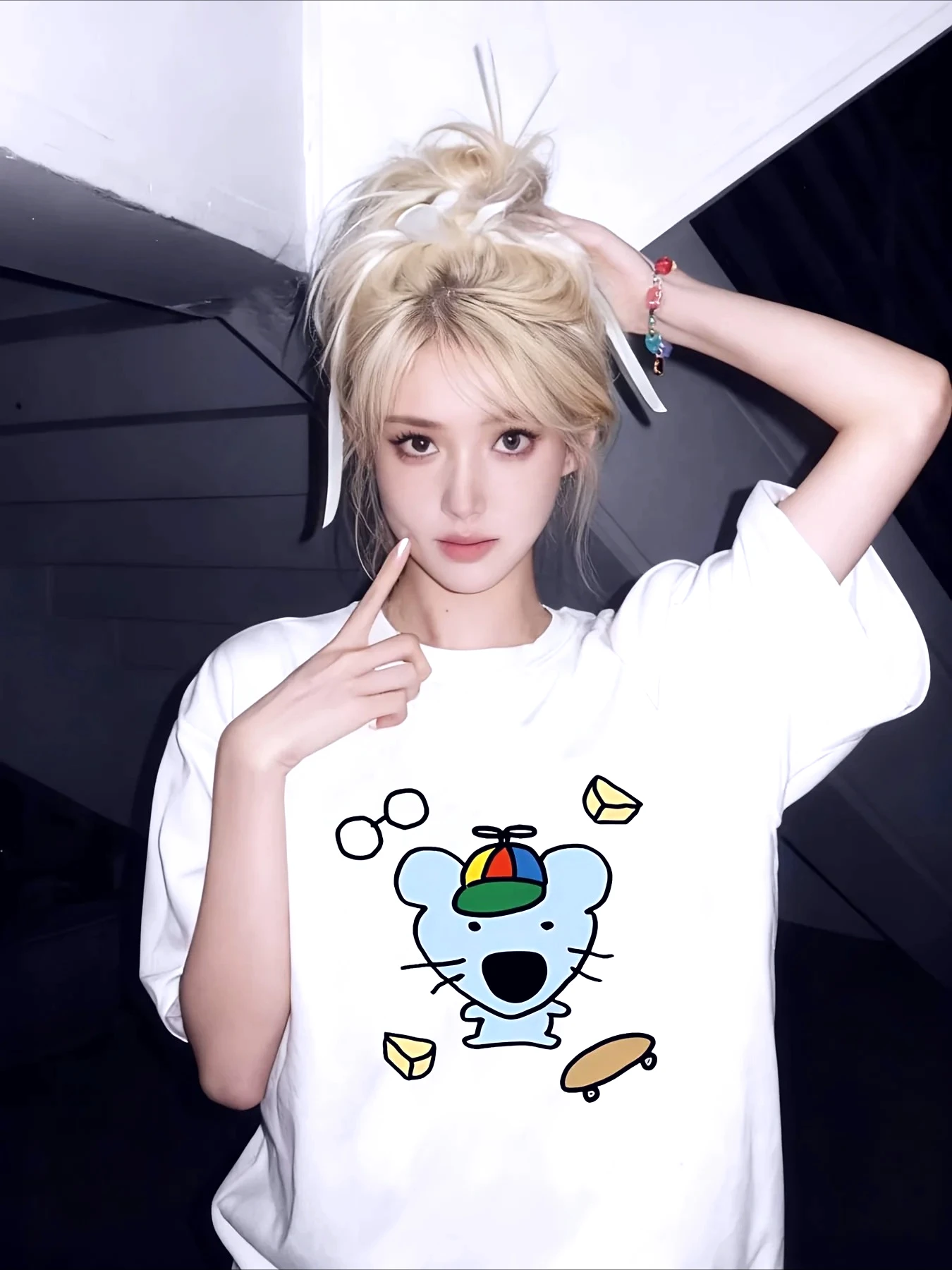 Camiseta de manga corta para mujer con diseño de ratón y queso, estilo Y2K, color azul claro, con sombrero en espiral y gafas, estética y divertida