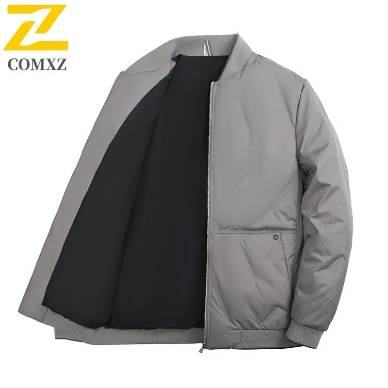 COMXZ سترة دافئة سميكة بلون الوقوف طوق التزلج سترة منفوخة 2025 الشارع عالية الجودة الشتاء سترة ملابس للرجال