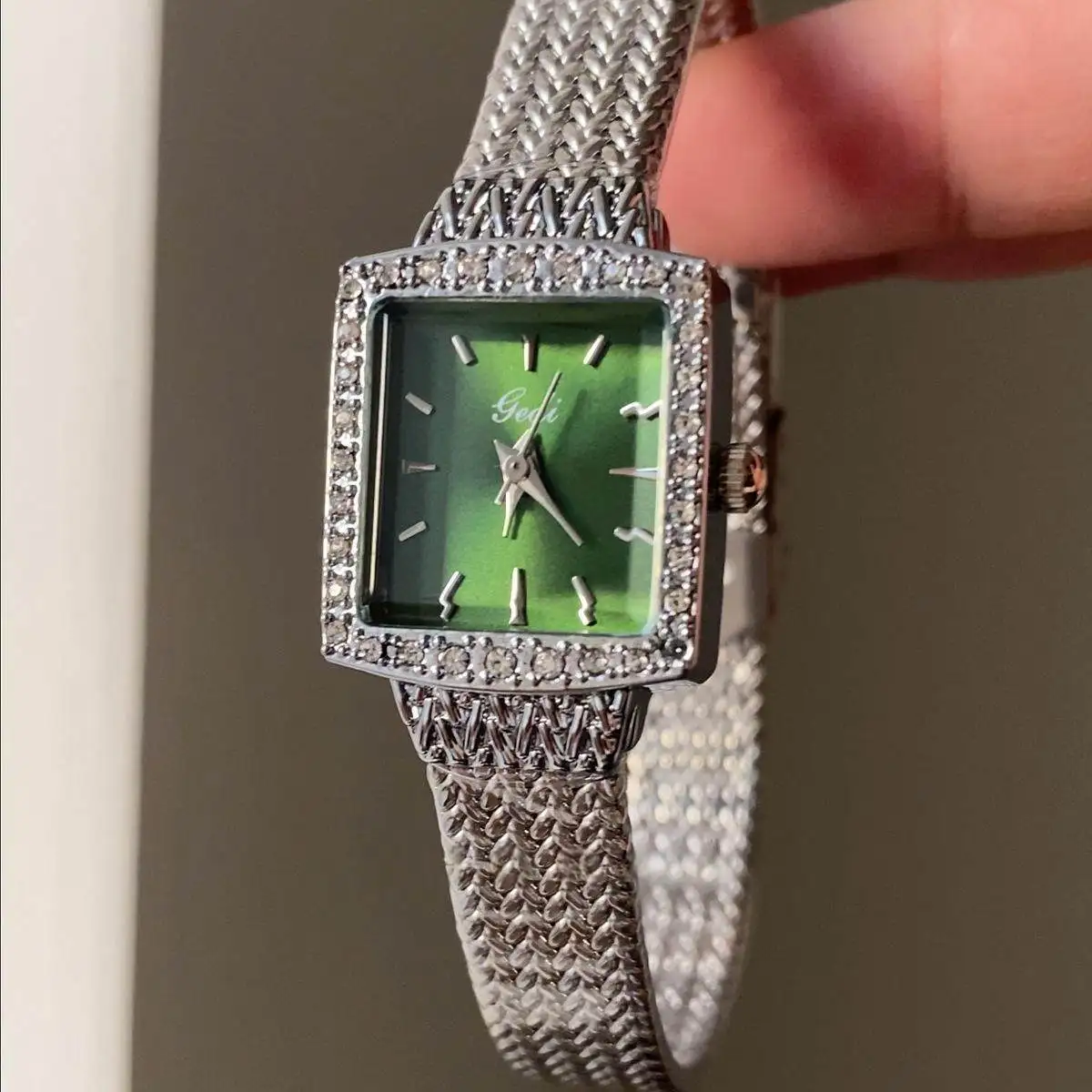 NewGreeTextured SquareDial Fashion Watch For WomenStylish Quartz Wristwatch, High-Quality Selected Timepiece, Women'S Accessory.