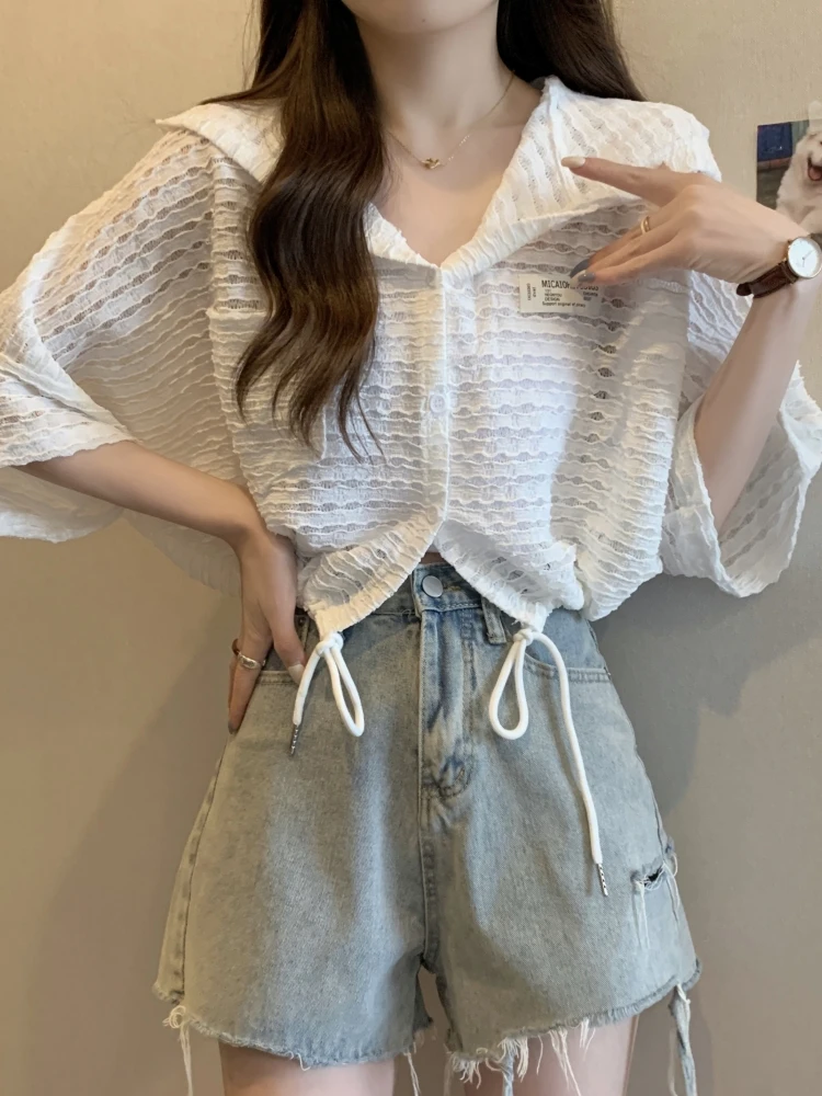 

Женская укороченная солнцезащитная рубашка с капюшоном, новинка ранней весны, большие размеры, для полных женщин, с эффектом похудения, дизайнерский крой, с завязками, ажурный топ