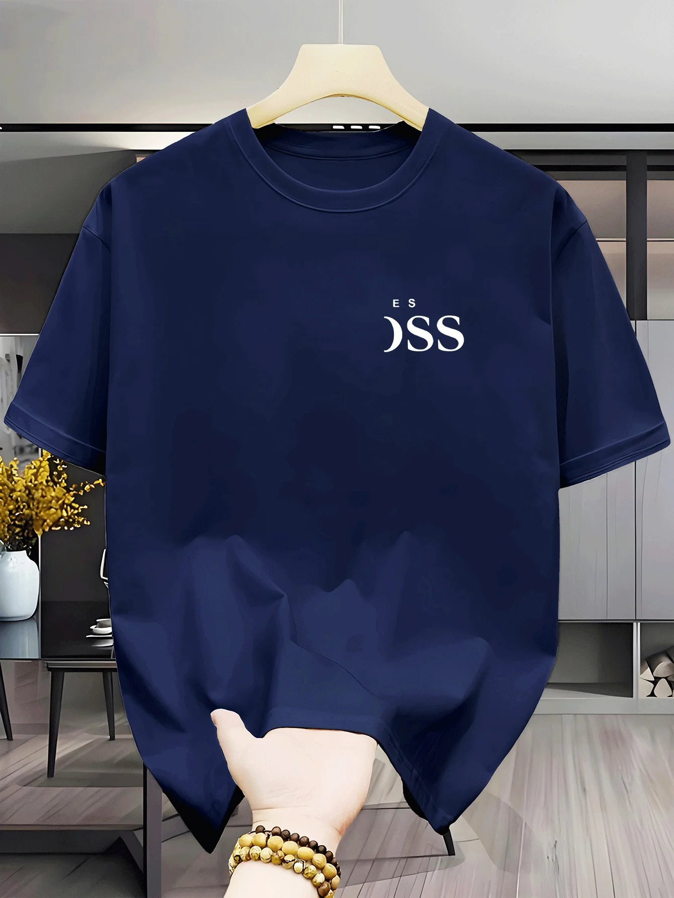 Uma t-shirt masculina de manga curta com gola redonda, ideal para um guarda-roupa leve e elegante. Possui elástico