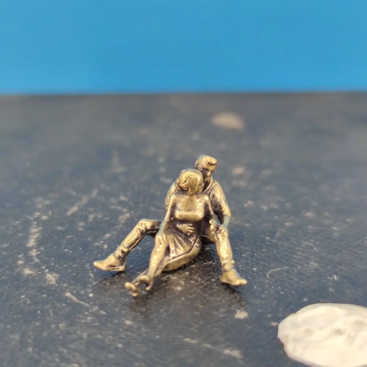 

2.1cm Brass Embrace Couple Sculpture - Figurine for Macro Photography & Bookshelf Decor, Collectible Gift Miniature Ornament