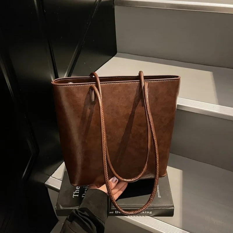 

Стильная дизайнерская сумка-тоут для женщин, большая вместительная сумка для подгузников, элегантная кожаная сумка через плечо, стильная однотонная сумка.