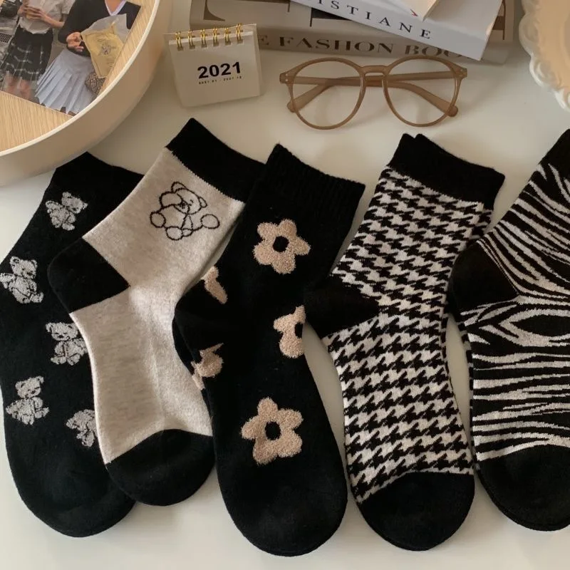 

5 Pairs Women Cute Little Bear Mid Calf Socks Fashionable And Versatile Floral Prints Breathable Soft Comfortable Casual Socks