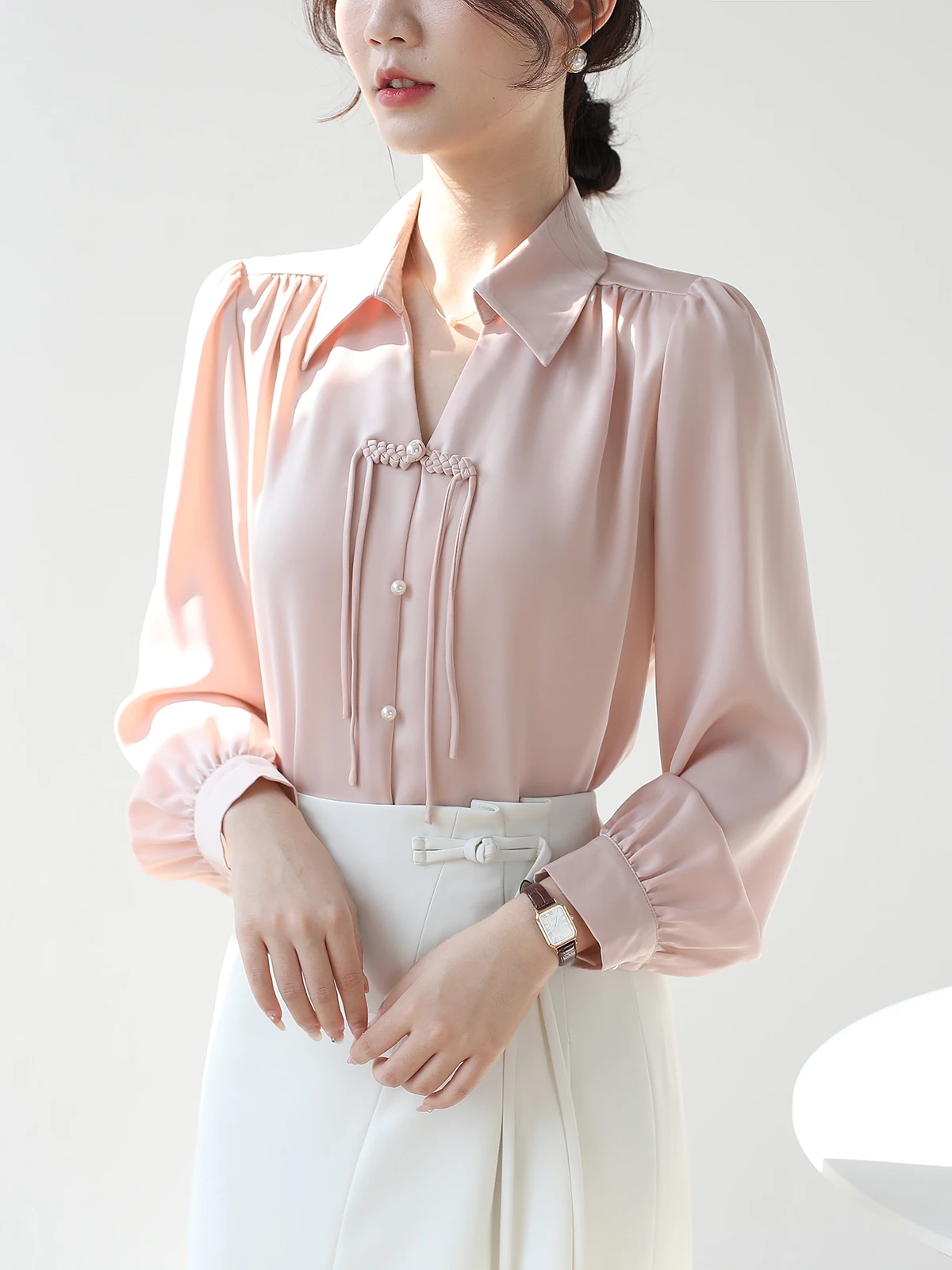 Retro New Chinese Style Button Up Shirt for Women\'s 2024 Spring New V-lapel Exquisite Satin Drape Commuting Top