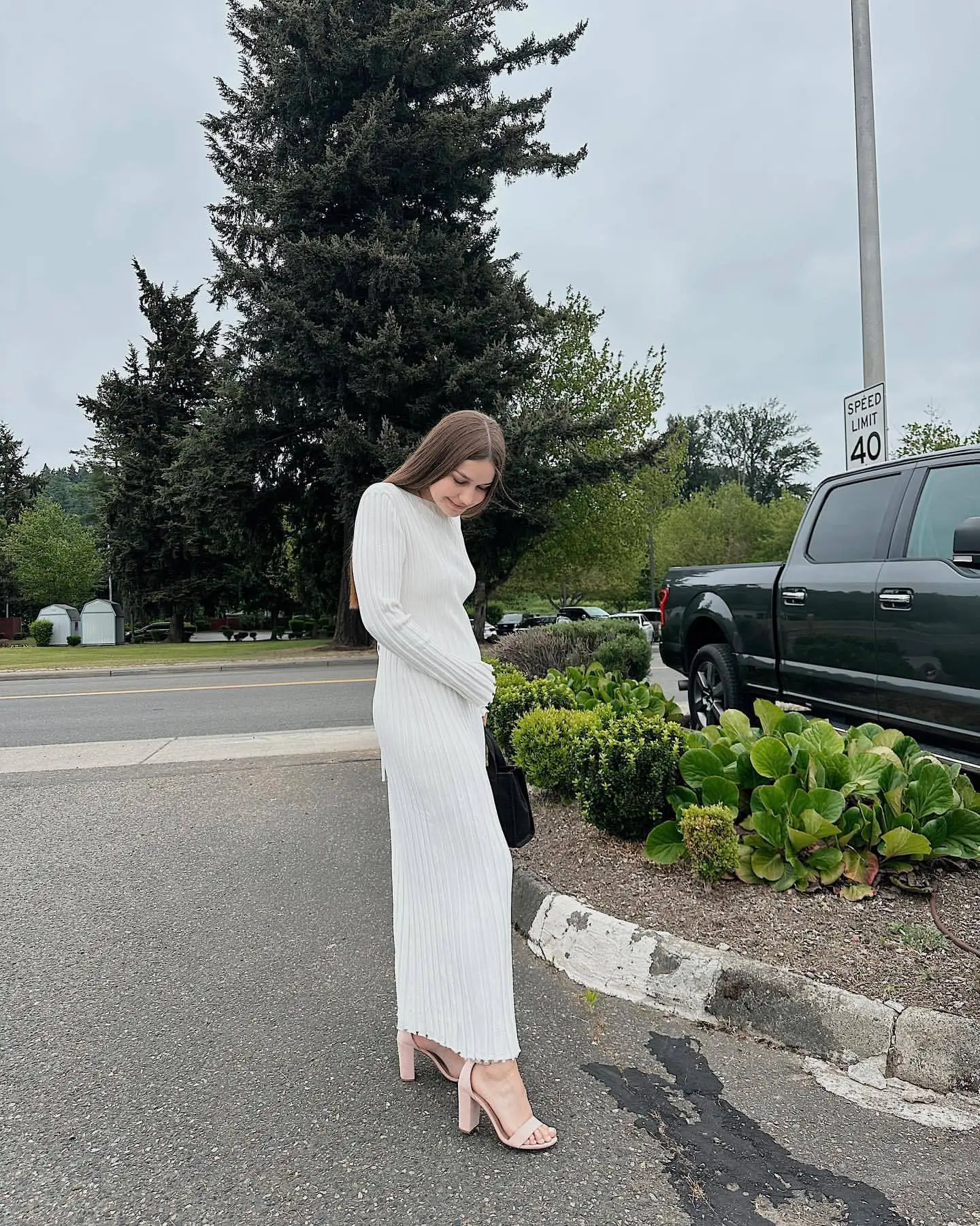 เดรสไหมพรมทรงใหม่ คอวี ทรงเข้ารูปช่วงเอว ชายเสื้อทรงวีลึก ให้ลุคดูผอมเพรียว เดรสยาวไหมพรม