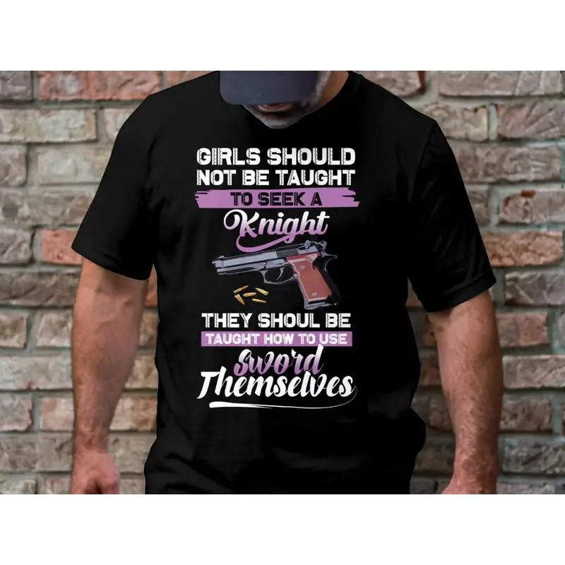 

Девушки должны быть доставить рыцарь с использованием мечного их. Футболка Statement EmpowermenT.