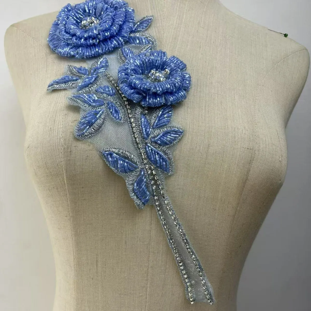 Handgenähte, perlenbesetzte, robuste Blumen, Strasssteine und Glasperlen für Mäntel, Brautkleider und andere dekorative Accessoires