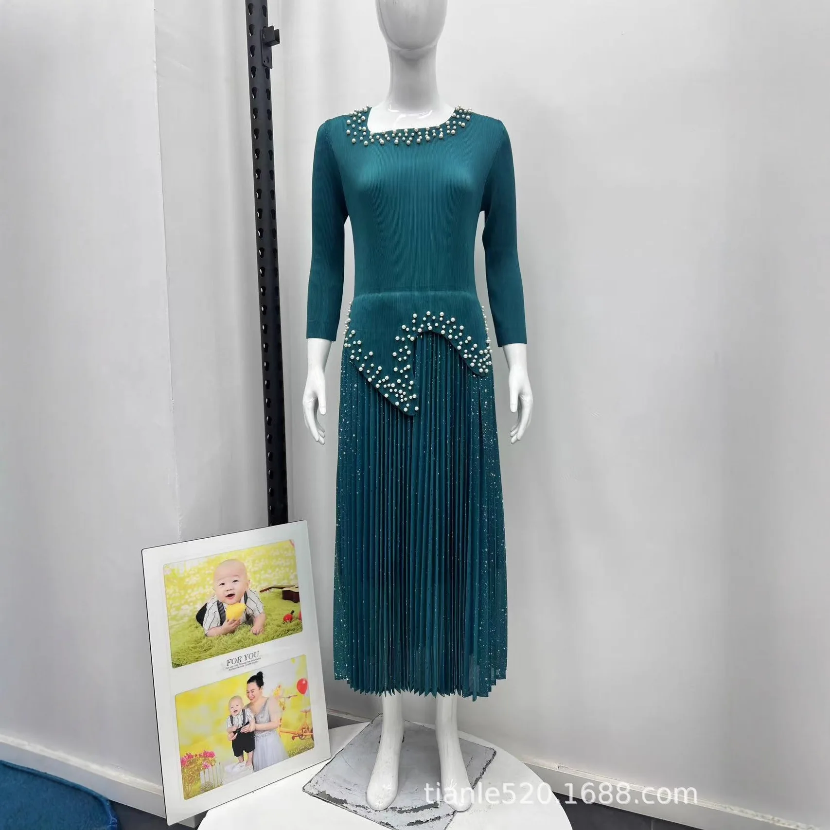 

Miyake 2025 Autumn Wholesale New Elegant Bronzing Bead Pleated Dress Temperament Loose Women's Dress