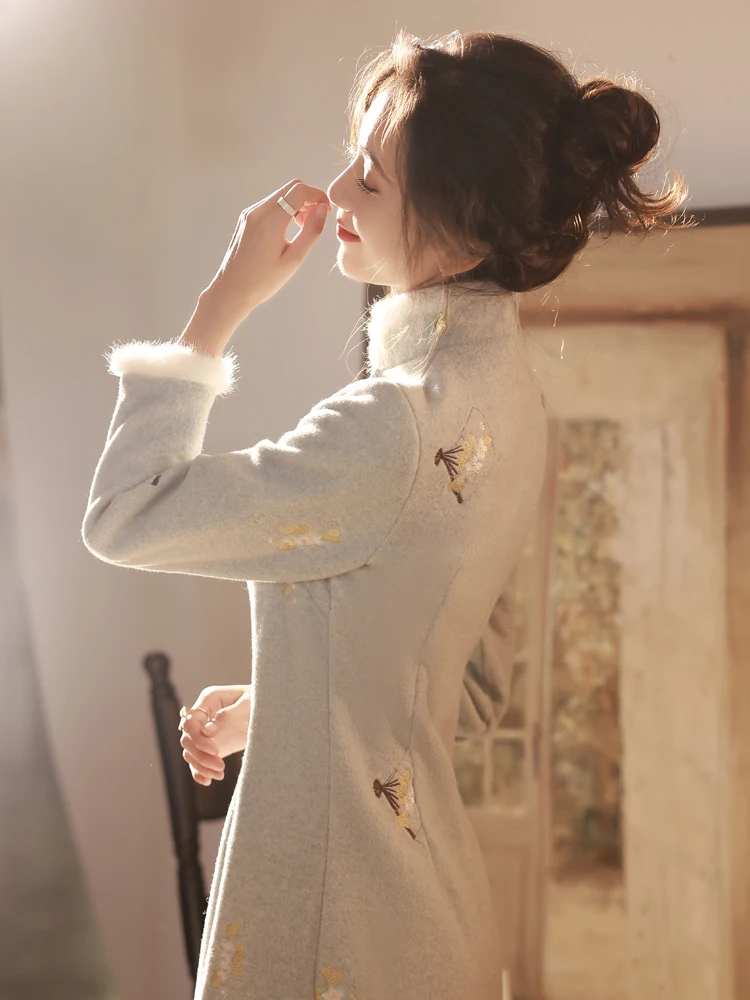 

Young Sle Thiened Winter Woolen Midi Qipao Dr Slanted Lapel Embroidered Design Daily Wear for Girls in Their 20s