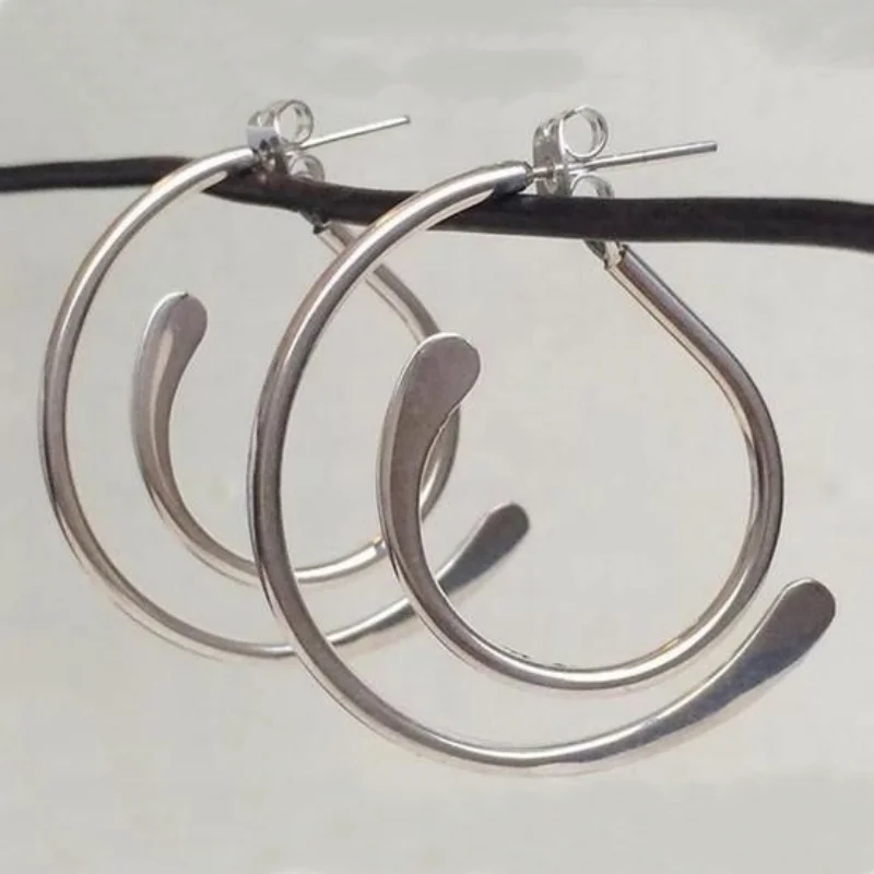 Klassische, schlichte, versilberte Creolen mit unregelmäßigem geometrischem Design – Persönliche Ohrringe für Party, Freizeit und als Geschenk