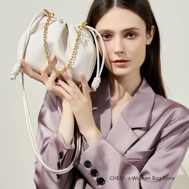 جلد طبيعي سحابة حقيبة حقيبة كتف حقيبة يد المرأة حقائب كروسبودي جلد البقر تحت الإبط سلسلة صغيرة زلابية حقيبة السيدات كوريا