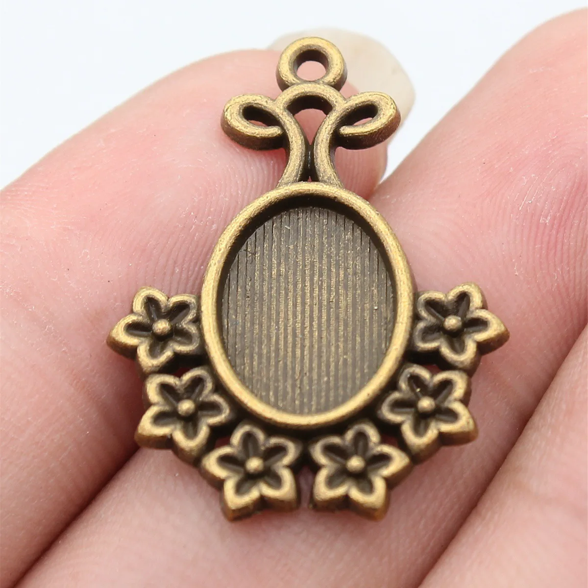 20pcs Inner Size 10x14mm(0.39x0.55inch) 2 Colors Oval Flower Cameo Cabochon Pendant Base Setting Materials Jewelry Findings