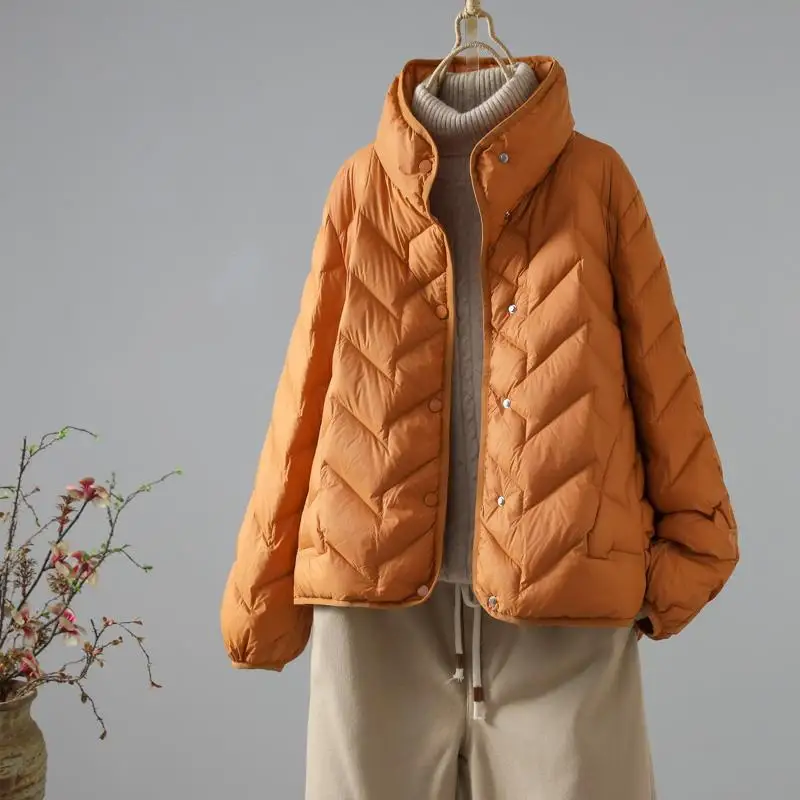 

Легкая или женская куртка-пуховик Jaet с воротником-стойкой, белая, с рельефной лентой Du down, облегающая посадка для поездок на работу, полиэстер F...