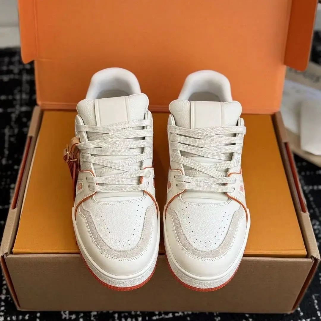 Luxuriöse Low-Top-Skate-Sneaker aus genarbtem Leder, zweifarbig in Weiß und Orange, mit Kontrastbesatz, Lederetikett, Schnallenverzierung, rutschfester Gummisohle, modische Alltagsschuhe.