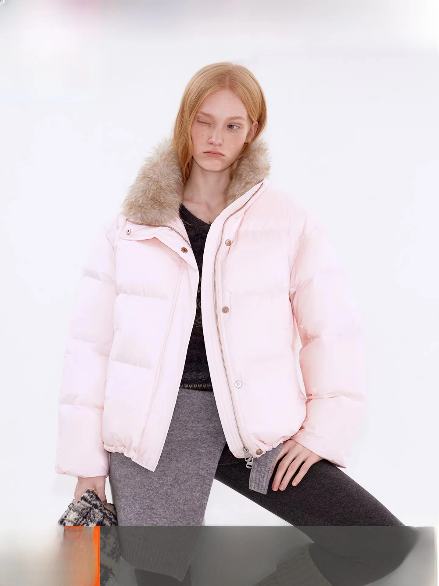 

Легкий пуховик Fano Chao Candy Pink с меховым воротником и дизайнерскими вставками, белый пух, экологичный, для женщин