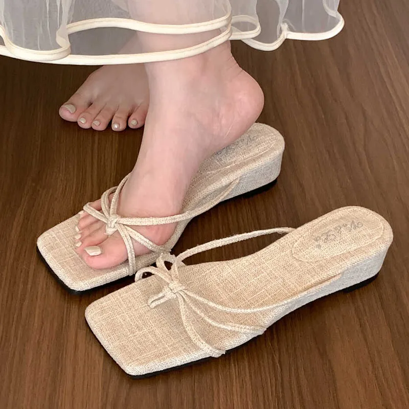 2024 Czerwono-brązowe letnie nowe markowe pantofle damskie Moda Sandały na niskim obcasie Wąskie paski Outdoor Vaction Beach Slides Shoes