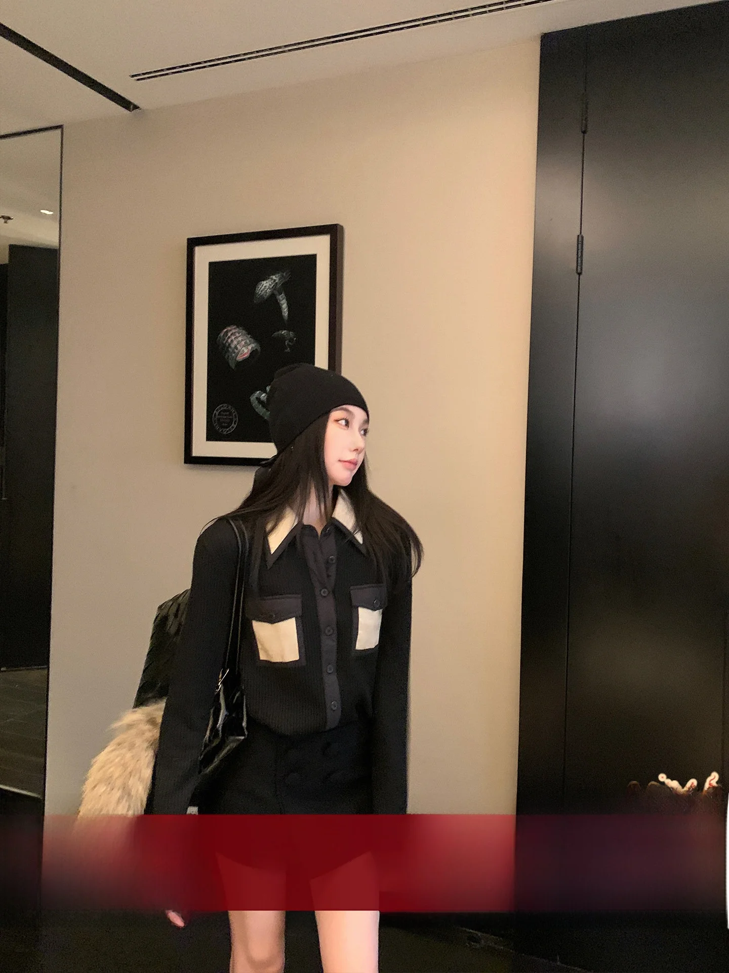 

Женская повседневная блузка из полиэстера с художественным контрастным цветовым дизайном, пайетками и элементами пэчворка, создающая эффектный образ