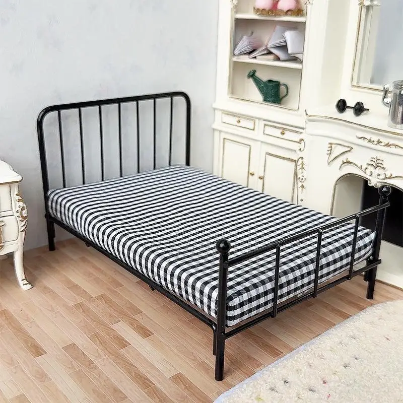 1Pcs Bedroom Scene Decoration 1:12 Dollhouse Metal Bed Mini Doll Furniture Iron Frame Single Bed Model Doll House Accessories