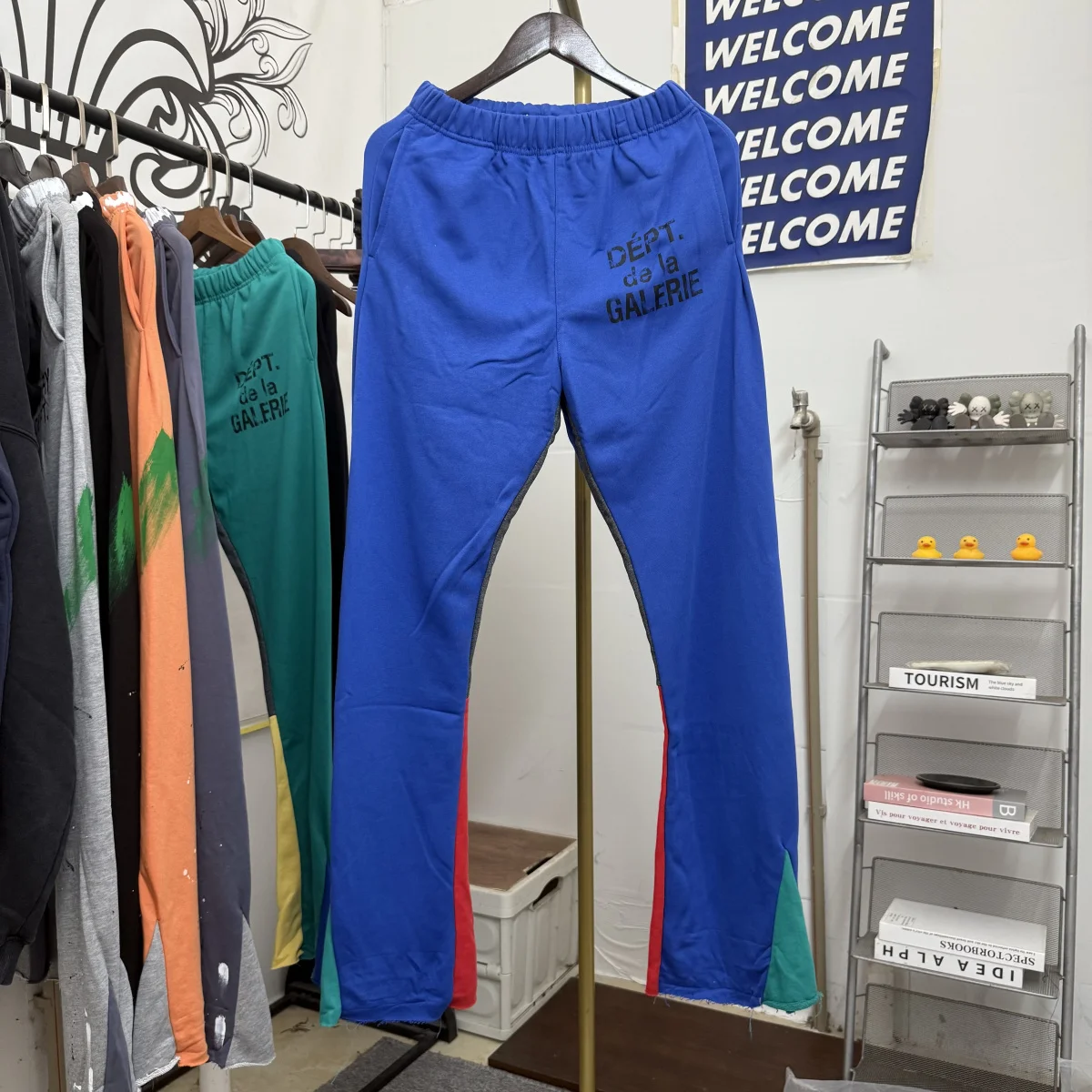 

Американские повседневные спортивные штаны с ручной росписью и буквами в стиле пэчворк, мужские расклешенные длинные брюки свободного покроя, хлопковые...