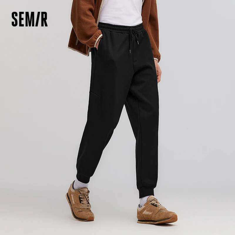 מכנסי סווטשירט לגברים בגזרה רחבה ומחמיאה, בצבע אחיד עם חגורת מותן בסיסית להגברת הגובה, מתאימים לשימוש יומיומי וארוכים