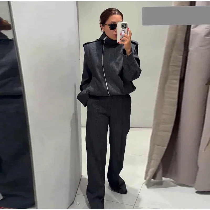 Damen-Set mit Stehkragen, Reißverschluss und Riemen-Details, langärmelige, kurze Jacke und Hose mit weitem Bein, zweiteiliger Anzug für den Arbeitsalltag, klassisches Arbeitsoutfit 2026 – Detail 9