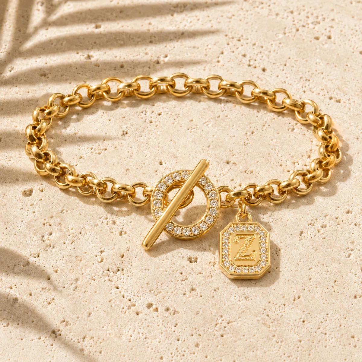 Vergoldete Personalisierte Initialen-Charm-Armbänder für Damen und Herren mit Kubischem Zirkonia und Knebelverschluss - Schmuckgeschenk für den Alltag – Detail 29