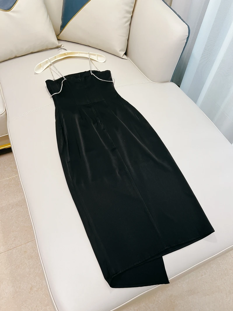 فستان طويل أنيق بخصر ملفوف من الساتان الأسود مع تصميم حزام مرصع بالألماس وطيات، فستان نسائي بخصر مرتفع وتصميم كلاسيكي بكتف واحد