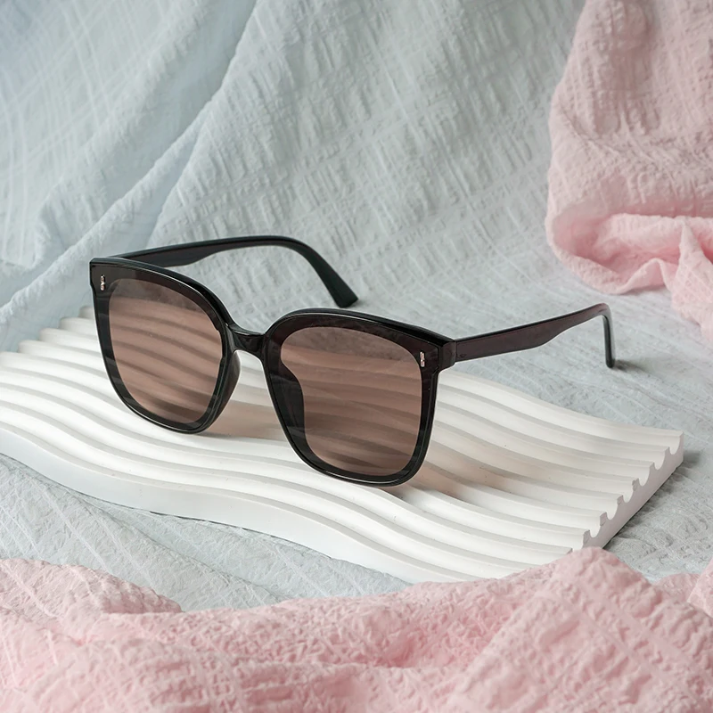 نظارات شمسية بإطار مزخرف عصرية، إكسسوار أزياء لا غنى عنه في الداخل والخارج، خيارات متعددة الألوان للجنسين