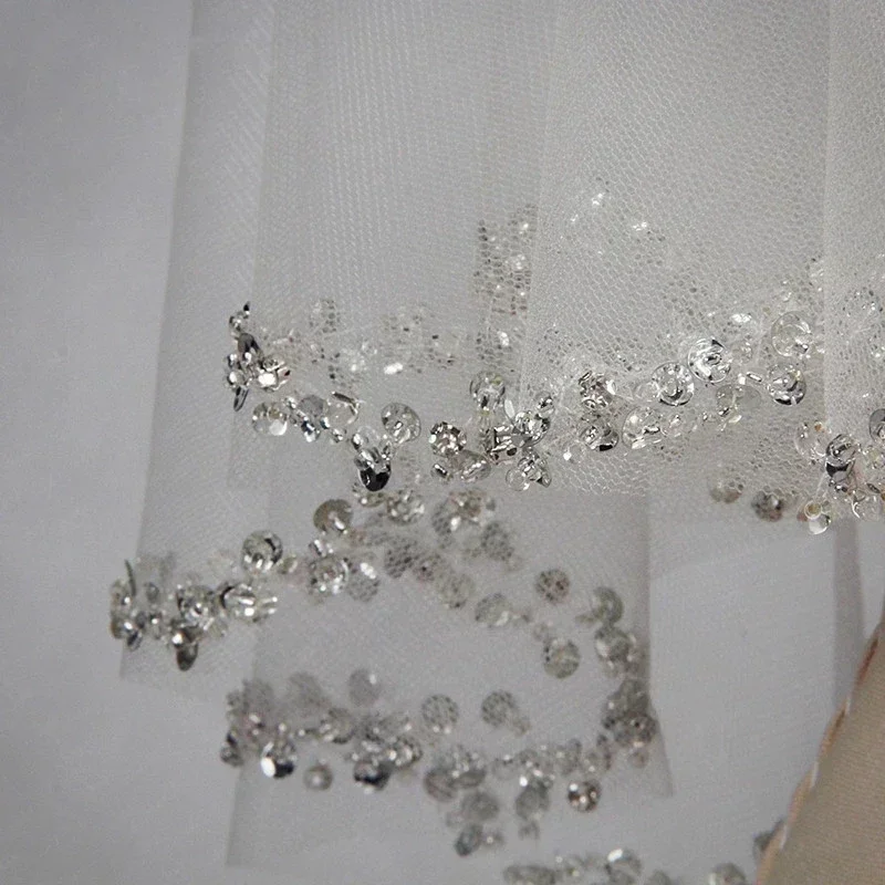 veu-de-noiva-curto-branco-ou-marfim-de-2-camadas-com-pente-e-cristais