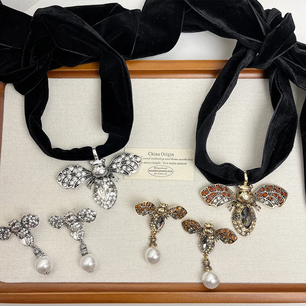 Vintage Crystal Bee Pendant Long Black Velvet Necklace for Women Girls Autumn Winter Sweater Chain Fashion Accessories Jewelry