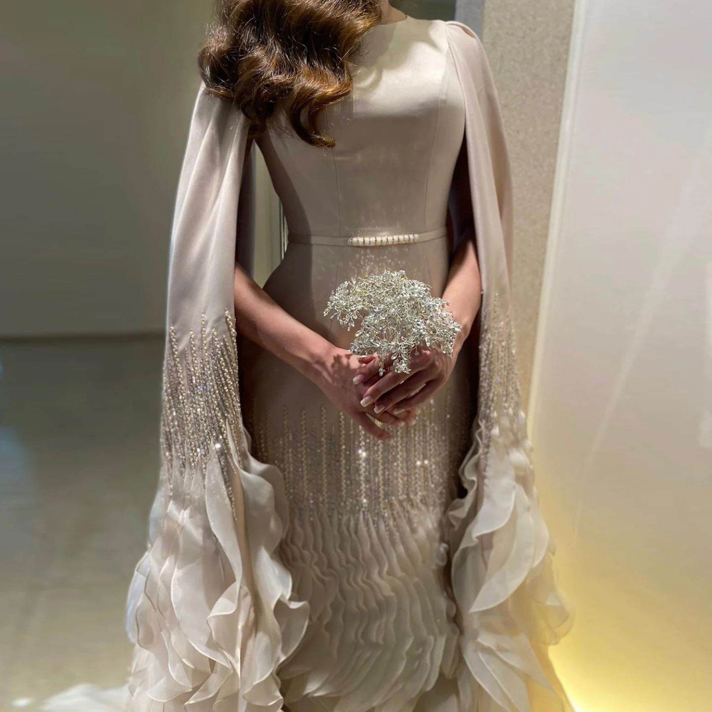 Sharon Said Luxuriöse Meerjungfrauen-Abendkleider in Nude mit Cape-Ärmeln und gestuften Rüschen für arabische Hochzeitsfeiern SS440 Maßanfertigung – Detail 6