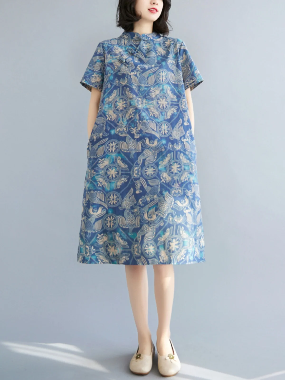 Retro Chinese Style Midi Dress Women's Loose Fit Qipao Dress Casual Style Printed Fabric Short Sleeve Stand Collar Button Detail