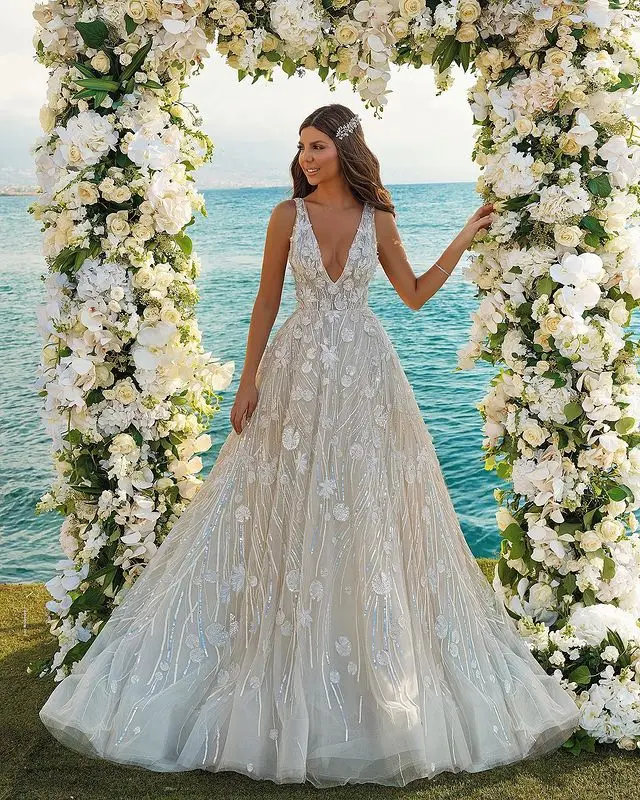 Robe de mariée ligne A en dentelle et cristal, avec des appliques sur mesure, à col en V