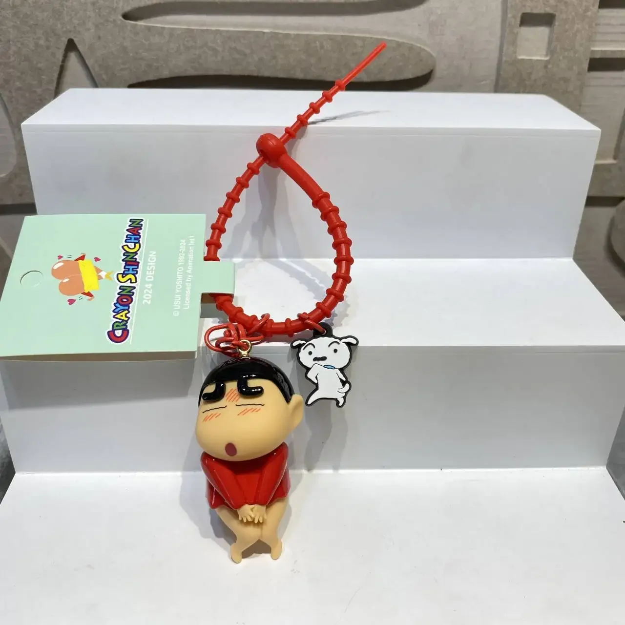 Bandai Crayon Shin-Chan Schlüsselanhänger Anime Figuren Schüchterne und lustige Serie Anhänger Cartoon Auto Schlüsselanhänger Kinderspielzeug Fans Geschenk Ornament