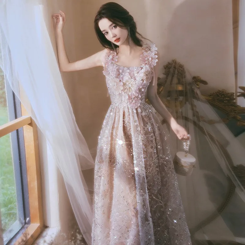 

The host's banquet style is light luxury and high-end featuring a fairy-like floral dress