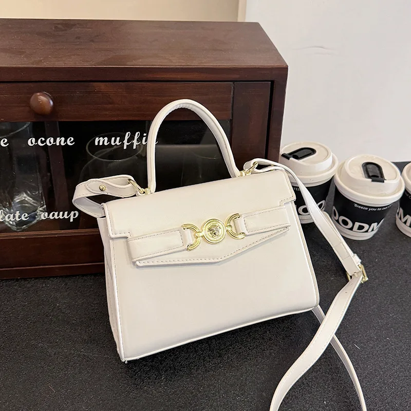 

Новинка 2025 года — большая маленькая квадратная сумка-мессенджер на одно плечо, элитная и модная, любимая знаменитость.