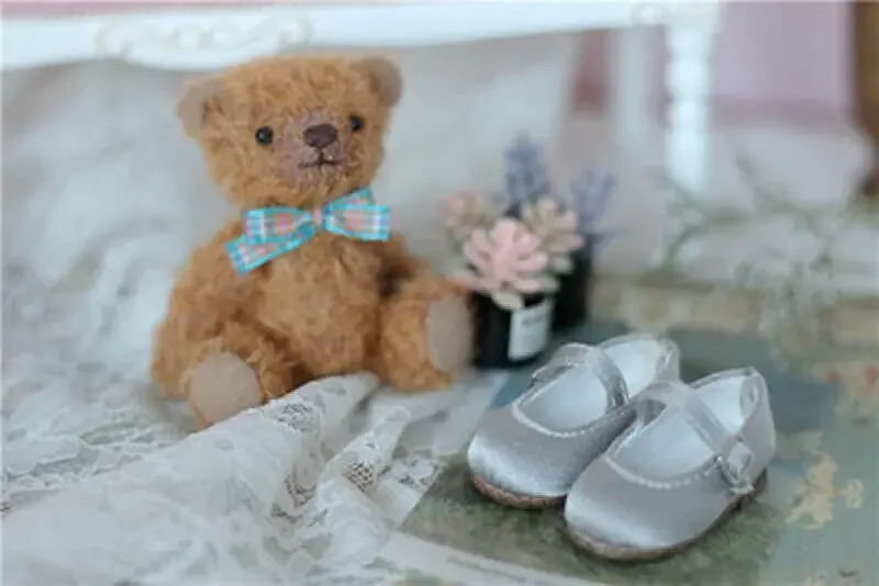 

Silver Grey 1/4th Silk Round Toe Shoes for Women BJD Doll Model