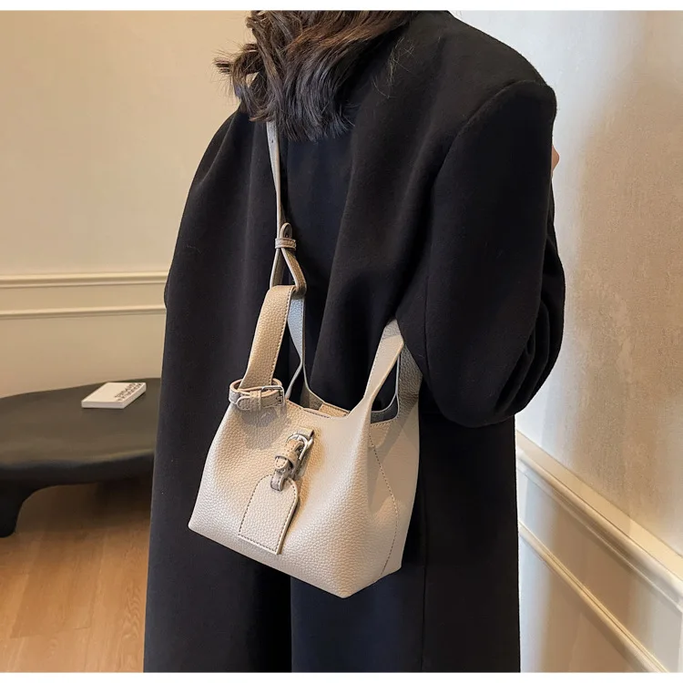 

Vintage PU Crossbody Bucket Bag - Solid Color HK Style, Winter Fall Texture, Versatile Commute & Casual Mother-Daughter Bags
