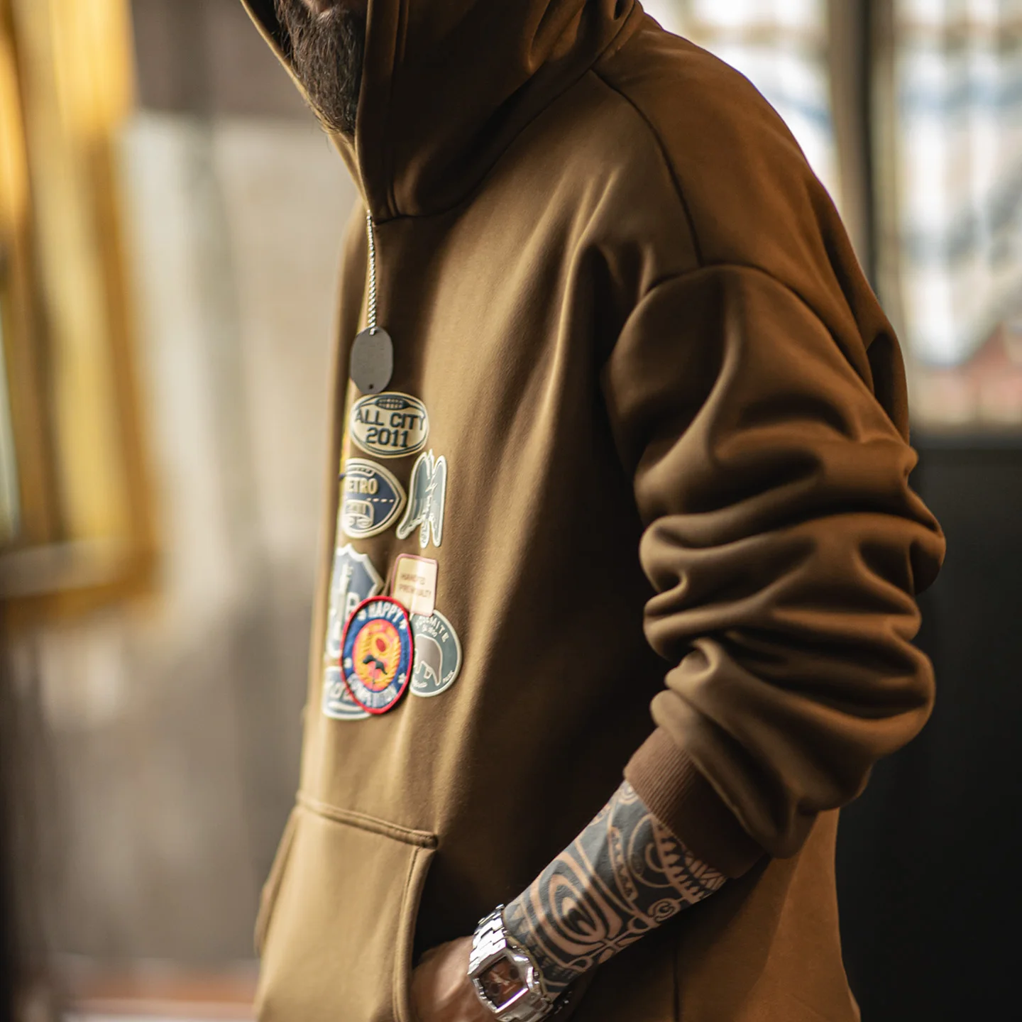 Męska bluza z kapturem Maden Vintage z haftowaną naszywką, brązowa, ocieplana polarem sherpa, ciepła, wkładana przez głowę, luźny krój, swobodna dzianina na jesień i zimę.