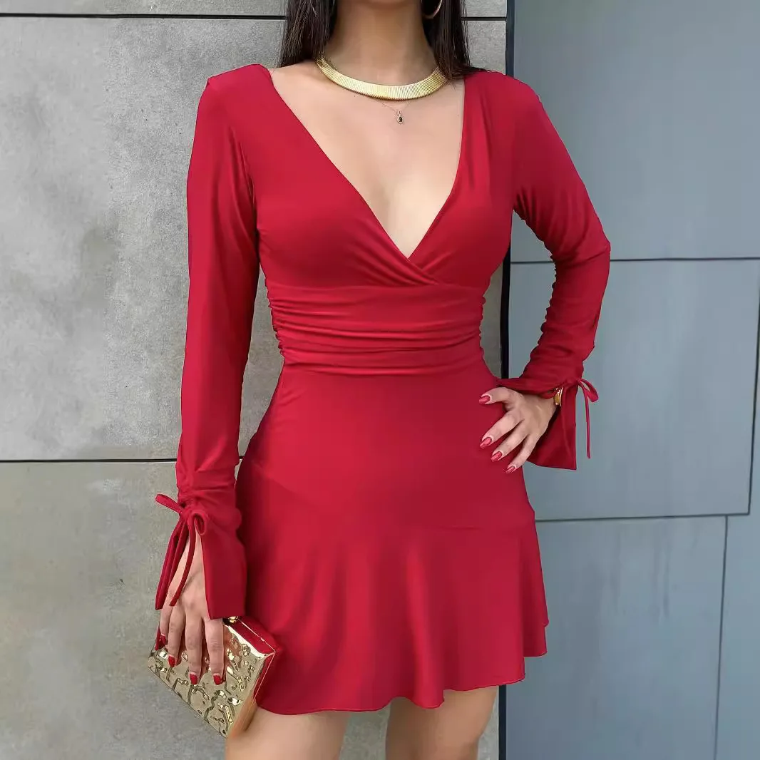 

Европейское и американское женское короткое платье с глубоким V-образным вырезом и длинными рукавами на бедрах
